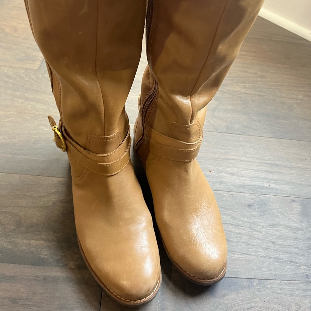 Sperry riding boots in size 8. Some scuffs, genuine leather, in good condition